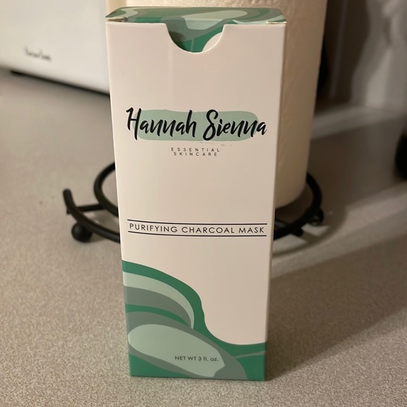 Hannah Sienna Purifying Charcoal Mask, New - Picture 3 of 5